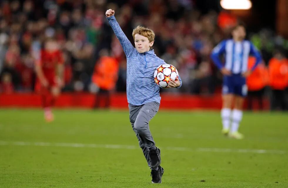 Un niño ingresó al campo de juego del Liverpool y se llevó la pelota de la Champions League.