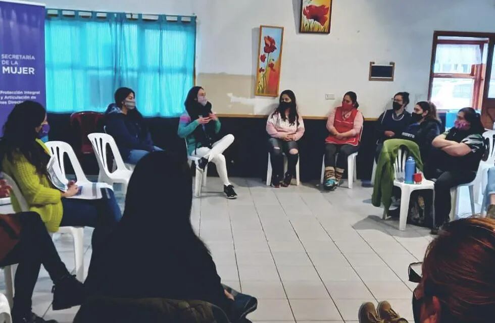 La Secretaría de la Mujer mantuvo un encuentro con la Junta Vecinal del Barrio Kaupen