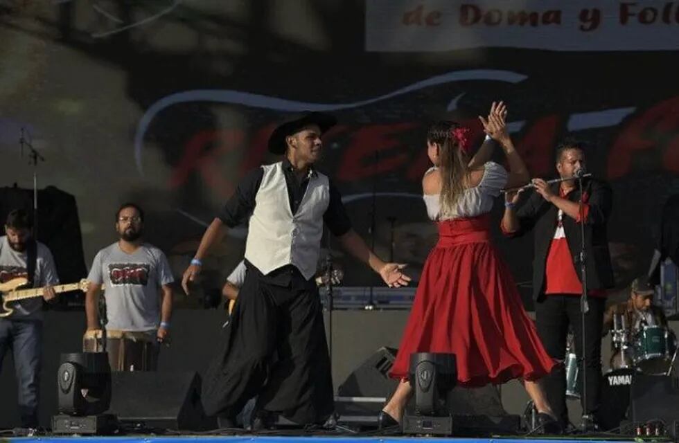 Segunda noche de argentinidad en el Festival, a pura danza, doma y folclore.