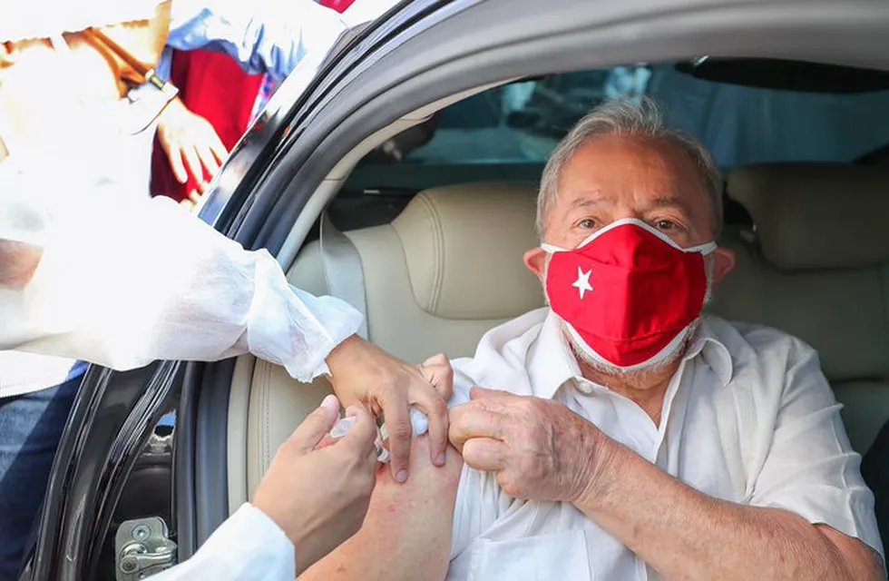 Lula recibió la segunda dosis anticovid (Foto: Twitter)