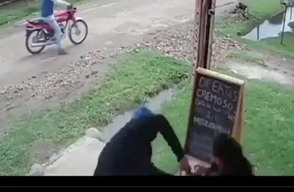 Una joven fue arrastrada por motochorros frente a un kiosco en Moreno. (Captura)