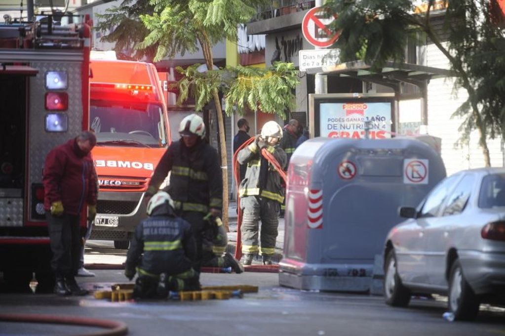 Peritajes en la perfumería "Pigmento" del barrio porteño de Villa Crespo, donde dos bomberos murieron mientras combatían un incendio. (Clarín)