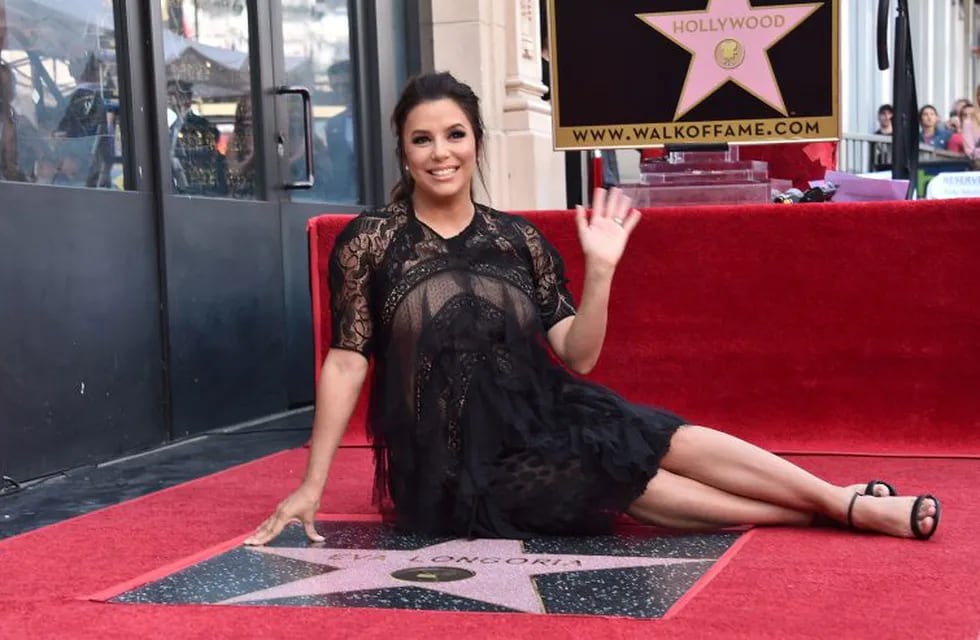 Eva Longoria descubriendo su estrella en el paseo de la fama de Hollywood (Foto: Alberto E. Rodriguez/Getty Images/AFP)