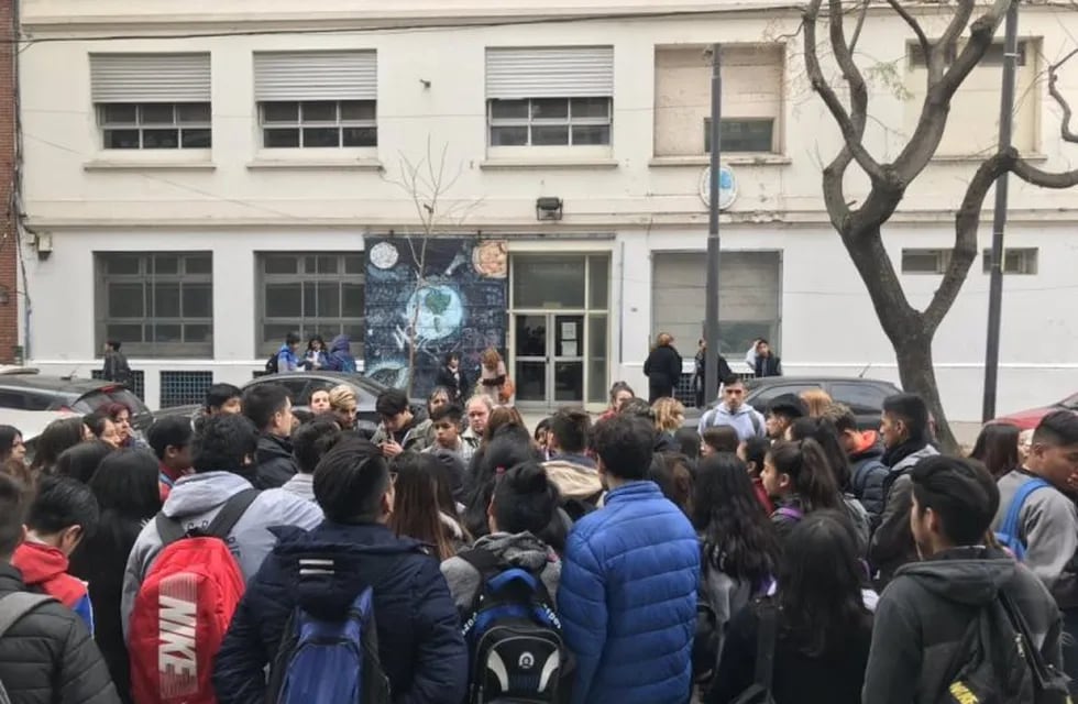 Los estudiantes se manifestaron en la puerta del colegio (Web)