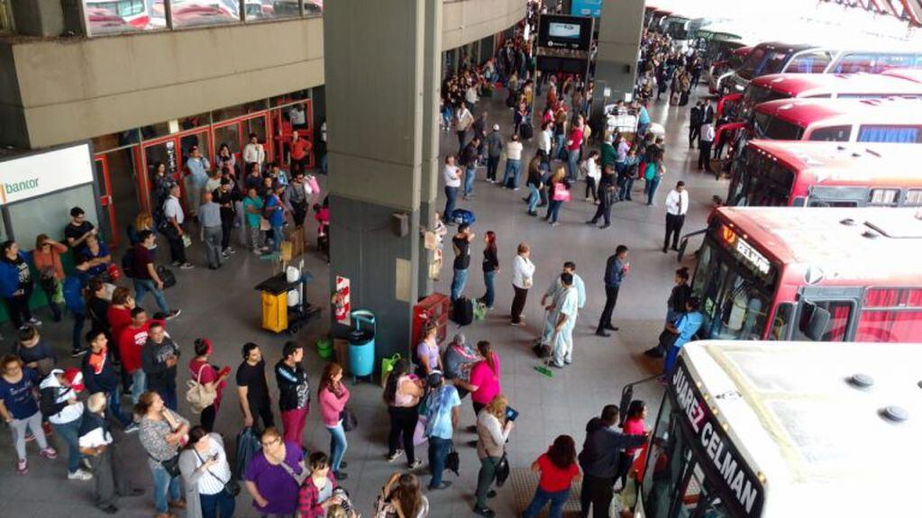 Las asambleas afectan los servicios en la Terminal de Ómnibus de Córdoba.