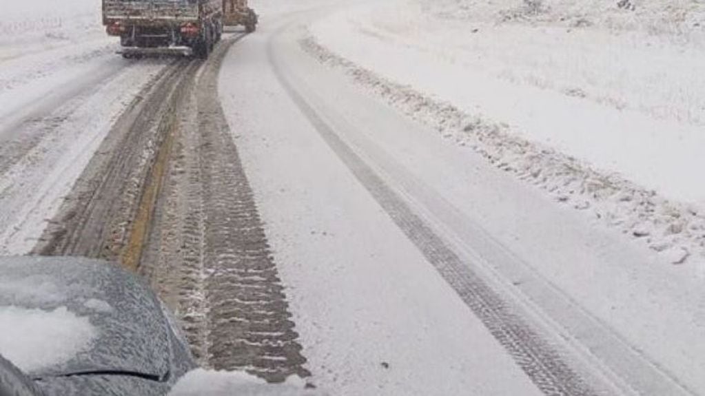 Temporal en Neuquén: 300 camiones varados por la nieve