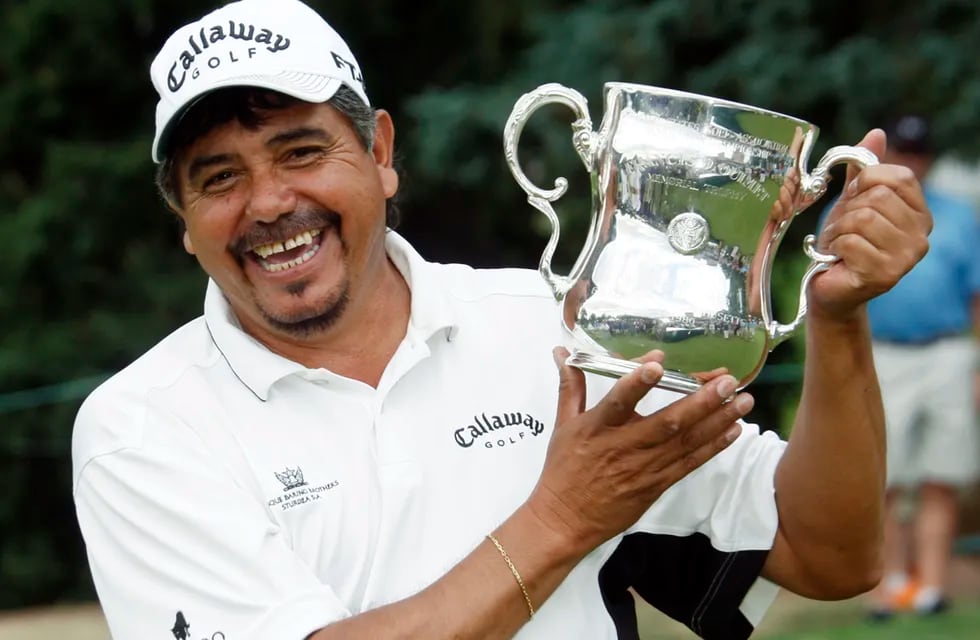 Eduardo Romero sostiene el trofeo después de ganar el campeonato de golf Senior de EE. UU. Inolvidable (archivo La Voz).