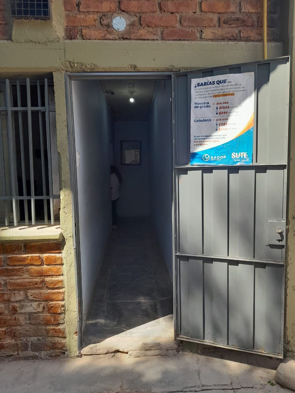 Una escuela del barrio La Favorita necesita bancos y pizarrones  para dictar clases y comenzaron a recibir ayuda. Foto: Gentileza.