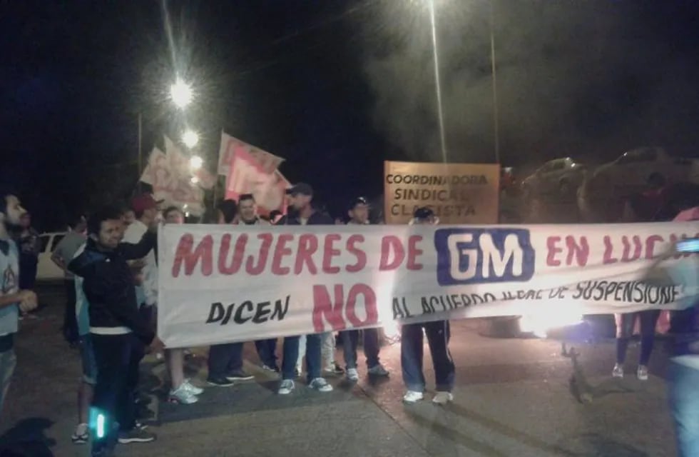 Protesta de trabajadores suspendidos en la planta de General Motors de Alvear.