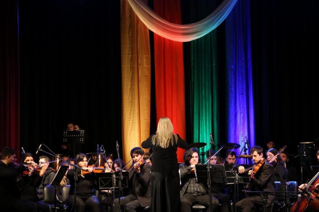 La Orquesta Filarmónica de General Alvear, dirigida por Emilce Jacobchuk, en la Vevlada de Gala por el 108° Aniversario del departamento.