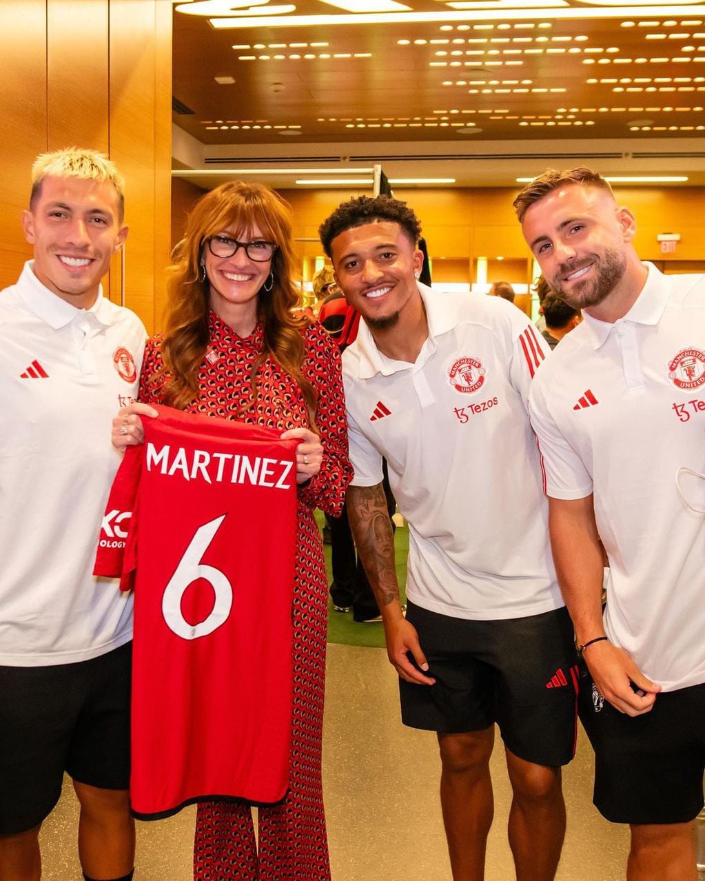 Julia Roberts junto a Lisandro Martínez y el resto del plantel del Manchester United.