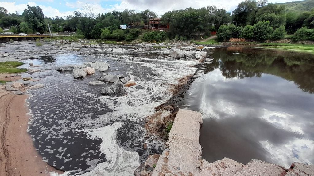 Los ríos de Córdoba, tras la tormenta. Así quedó el río San Antonio, en la zona Playas de Oro. (Gentileza)