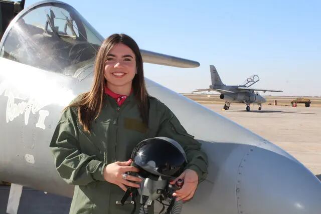 La reina de la Vendimia 2023, Ana Laura Verde, vestida de piloto y con un Pampa.