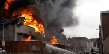Impresionante incendio en Dock Sud, en dos fábricas ubicadas en ese partido de Avellaneda. (Clarín)