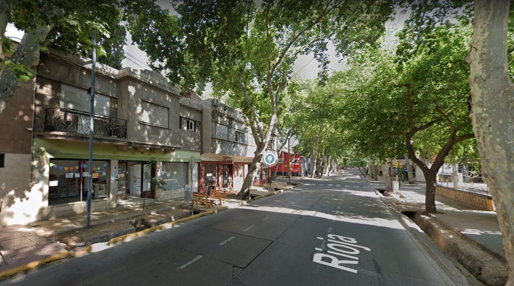 El café solidario está ubicado en la calle Rioja de la Ciudad de Mendoza.