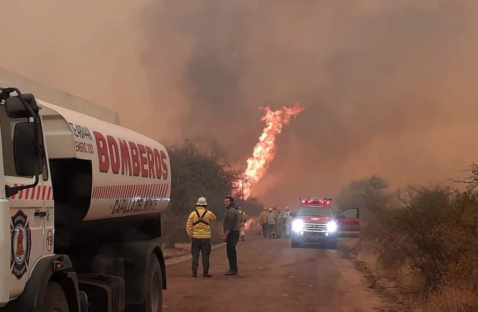 El incendio en cercanías de Cuchi Corral, en La Cumbre, agobió a los bomberos la semana pasada (Gobierno de Córdoba).
