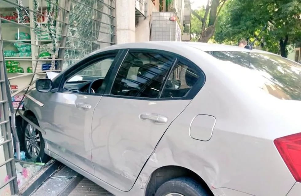 Rápido y Furioso: un auto terminó adentro de una farmacia céntrica (@delftoledo)