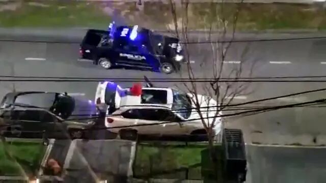 Filmaron a una mujer rompiendo una camioneta con un matafuegos en Santa Fe
