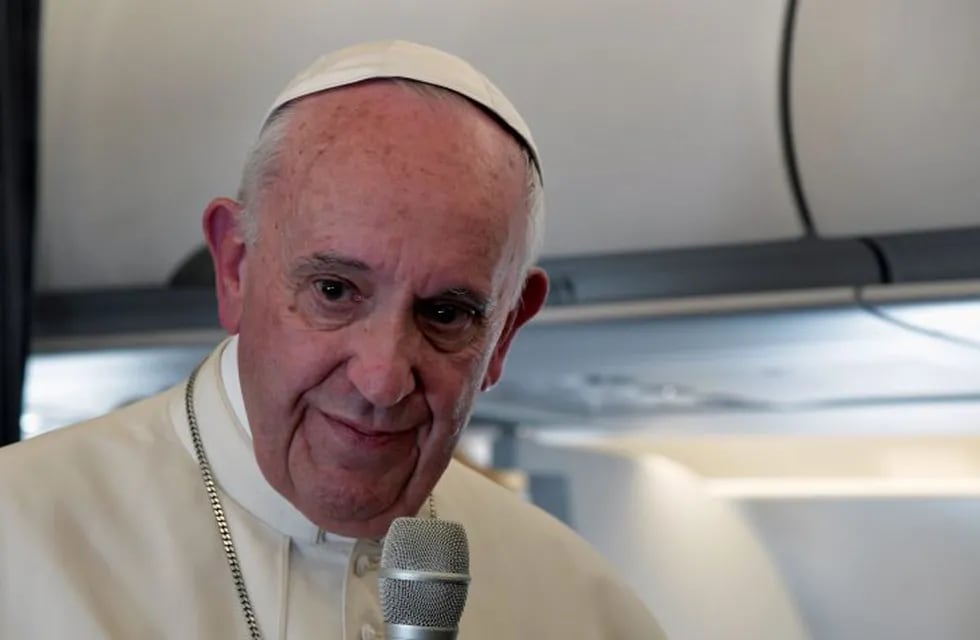 Pope Francis addresses journalists during the traditional press confernce on his flight back to Rome following a two-day visit at Fatima in Portugal, on May 13, 2017. / AFP PHOTO / POOL / TIZIANA FABI