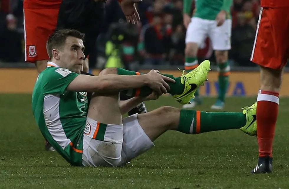 El futbolista irlandu00e9s Seamus Coleman se toma la pierna el 24/03/2017 en Dublín, Irlanda, luego de sufrir una lesión durante el encuentro ante Gales por la eliminatoria europea al Mundial de Rusia 2018. Coleman estaru00e1 fuera de las canchas el resto de la t