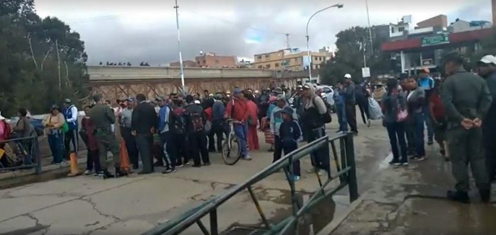 El lunes, gran cantidad de personas aguardaban en Villazón (Bolivia) la posibilidad de atravesar la frontera para llegar hasta La Quiaca.