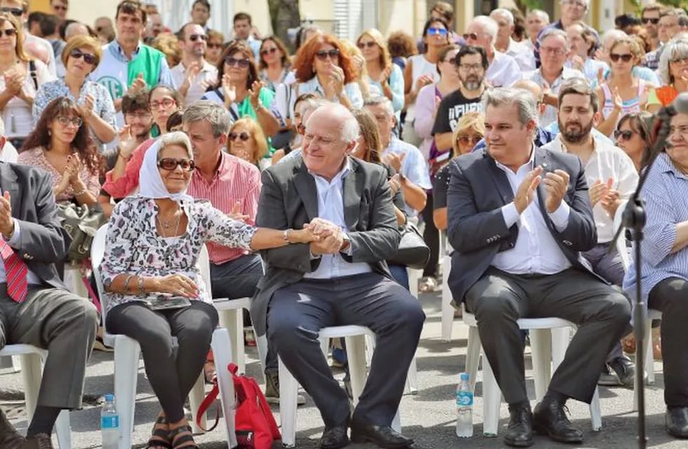 El gobernador Miguel Lifschitz encabezó el acto oficial por el Día Nacional de la Memoria. (Prensa Gobierno de Santa Fe)