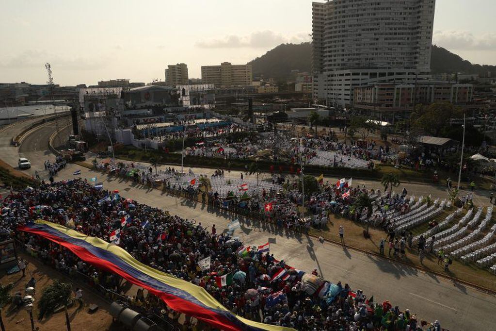 Peregrinos sostienen este jueves una bandera de Venezuela antes del comienzo de la ceremonia de acogida de la Jornada Mundial de la Juventud (EFE).