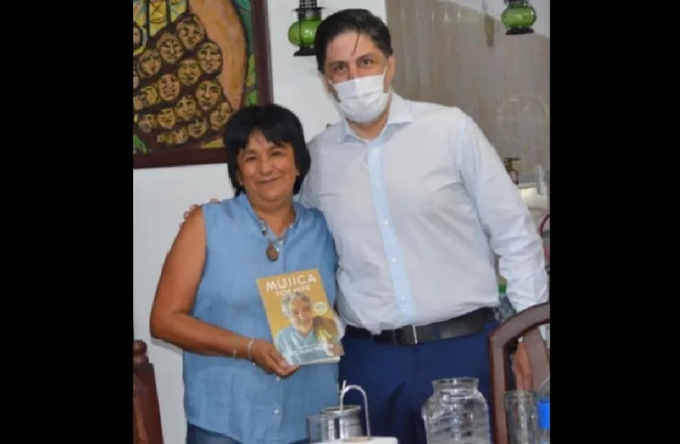 Un libro sobre "Pepe" Mujica fue el obsequio que trajo el ministro Nicolás Trotta a Milagro Sala, que lo recibió en su casa del barrio Cuyaya.