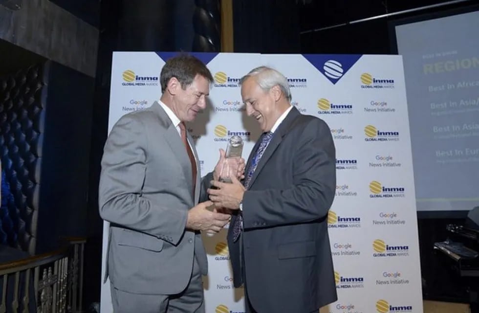 Ignacio Driollet, presidente de Cimeco, recibe uno de los dos premios INMA que ganó Vía País en los Global Media Awards.