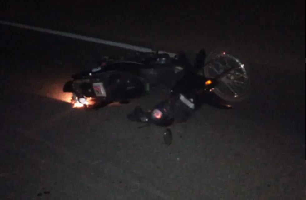 La moto en la que viajaba el hombre de 68 años, cerca de Río Cuarto. (Policía)