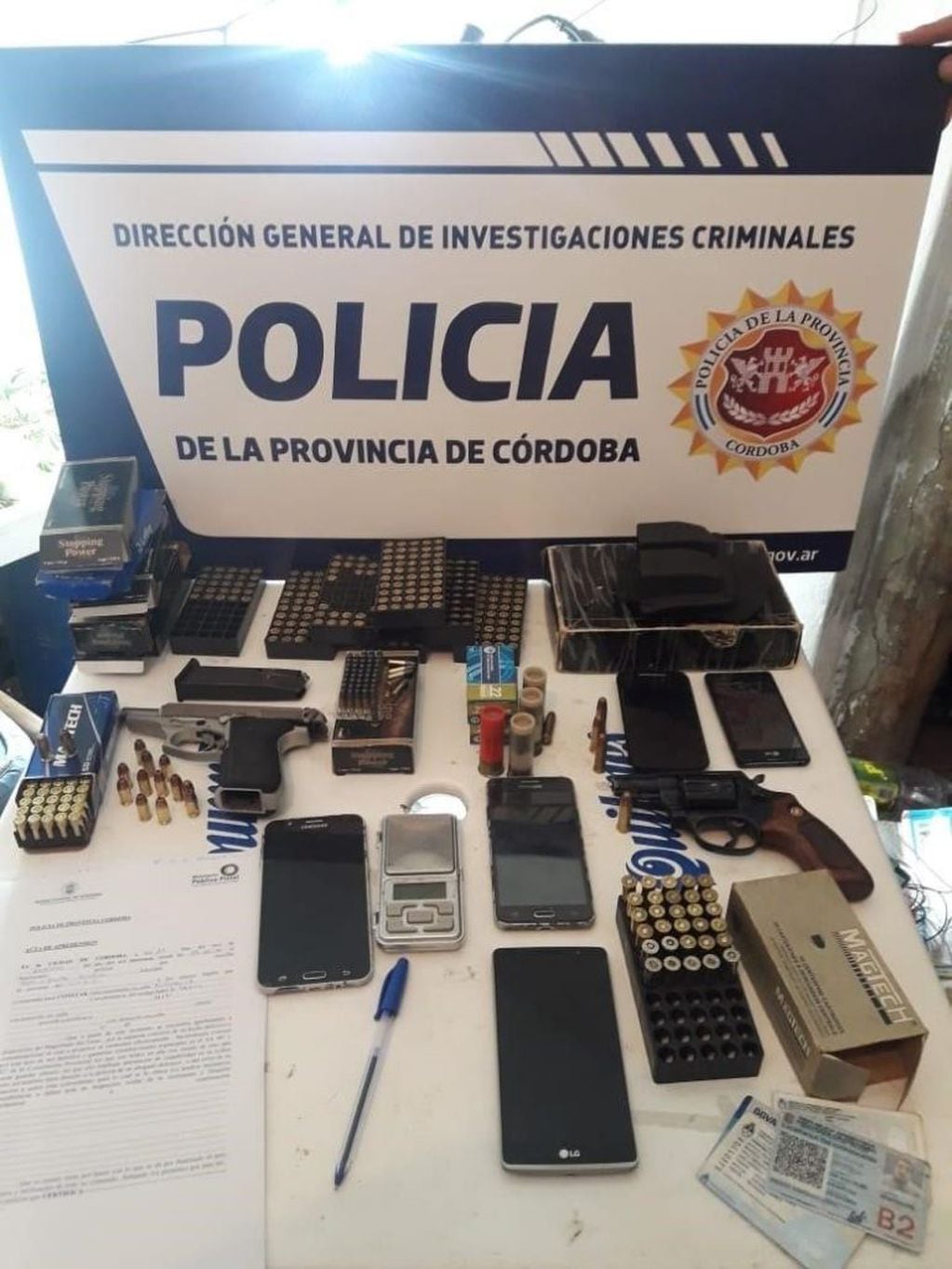 Llamativo secuestro de drogas y municiones en una vivienda de barrio San Roque. (Policía)