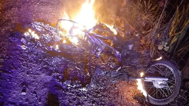 Harto de los problemas mecánicos prendió fuego su motocicleta en Puerto Rico