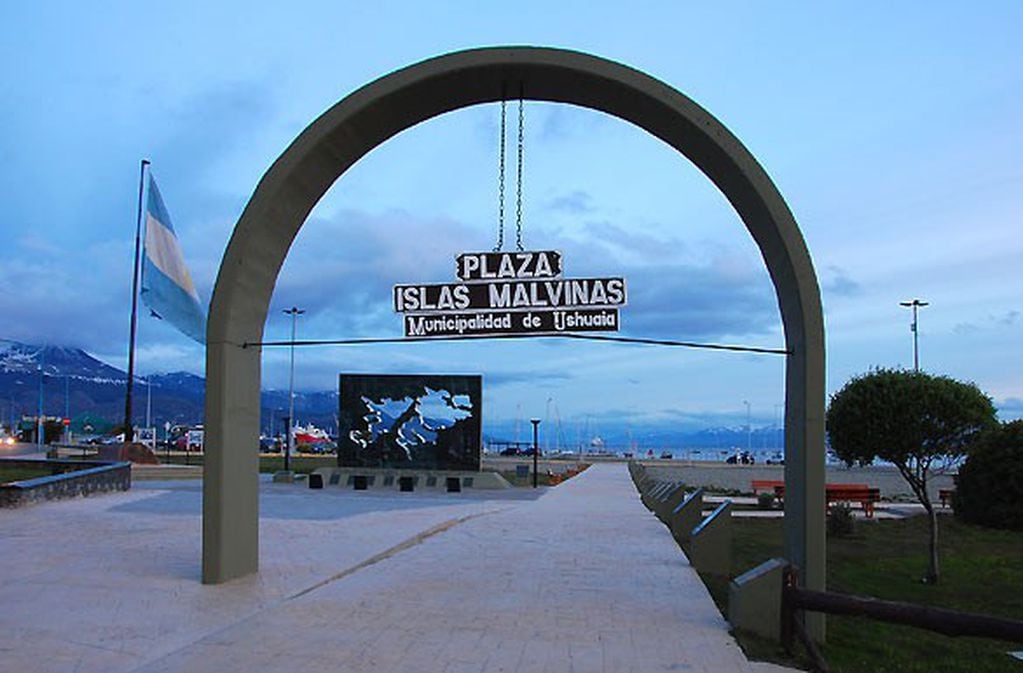 La Plaza "Islas Malvinas" en Ushuaia, Capital de Malvinas.