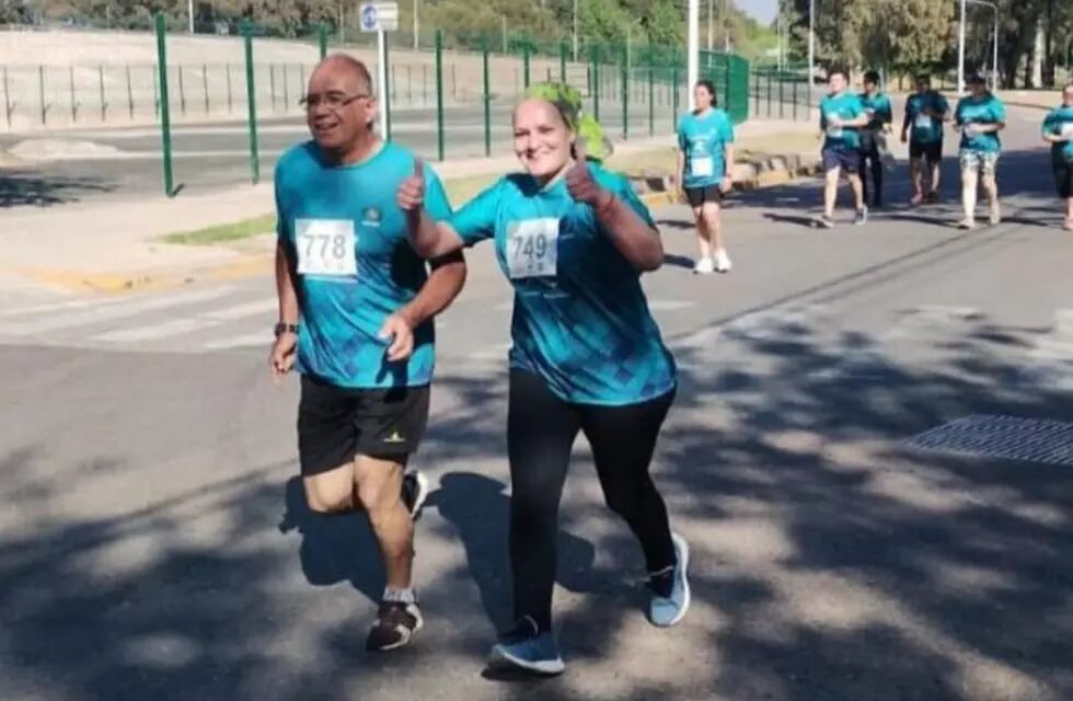 Ex comisario fallecido en Media Maratón de la policía, corría con su esposa. Esta foto fue tomada minutos antes de su descompensación.