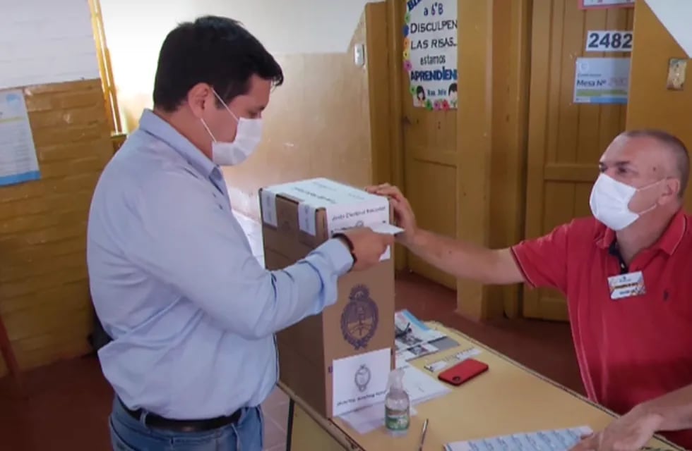 Elecciones 2021: el candidato a intendente de Colonia Wanda, Cristian Fuentes, emitió su voto.