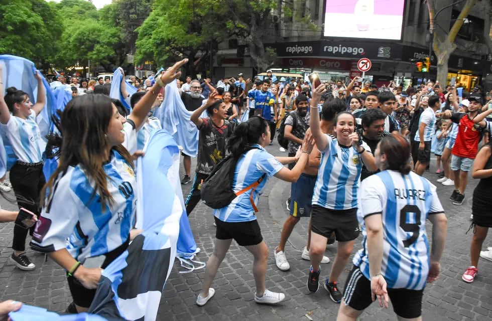 El centro de Mendoza se vistio de celeste y blanco para festejas el 2 a 0 de Argentinas  vs Mexico.