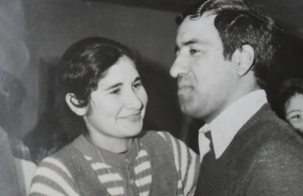Elsa junto a su marido Elismar a fines de la década del 70. Nunca se imaginaron que Argentina iba a entrar en guerra, menos con una potencia mundial tan grande.