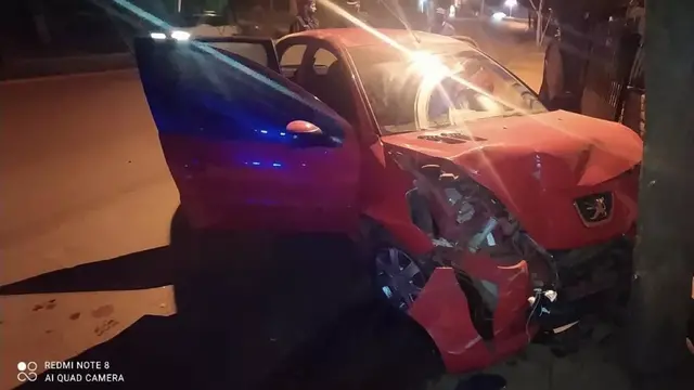 Alcohol al volante: despistó con su automóvil e impactó el muro de un domicilio