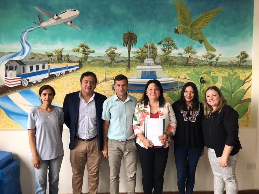El intendente Demarco y la presidente del Colegio Farmacéutico de Jujuy,  Claudia Martino, encabezaron la firma del convenio.