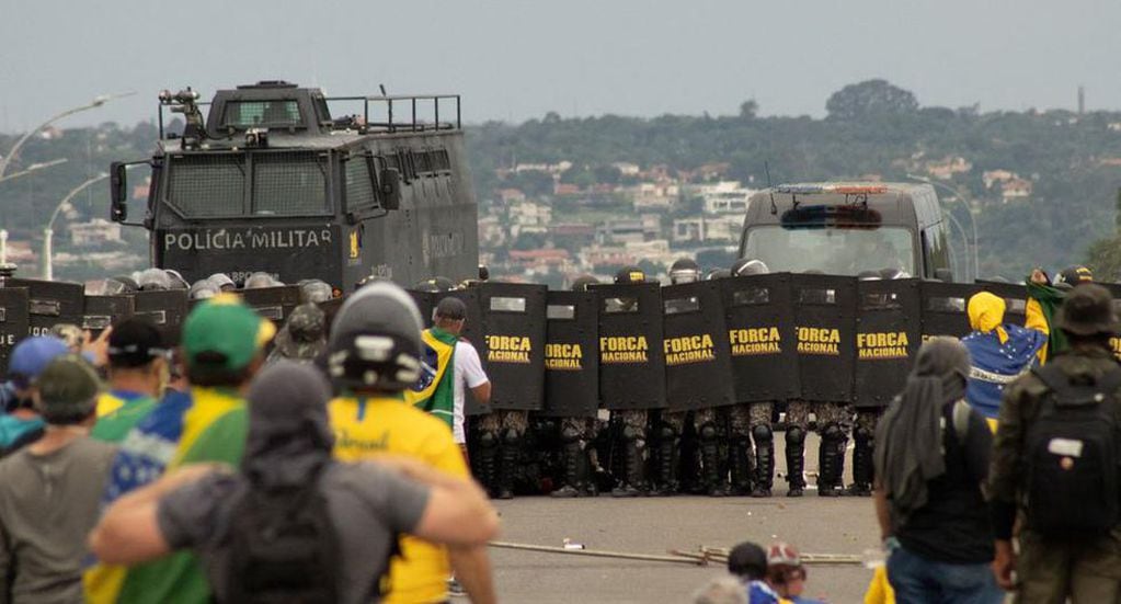 La policía militar desalojó el campamento montado en Brasilia desde el que se organizó el intento de golpe de estado en Brasil.