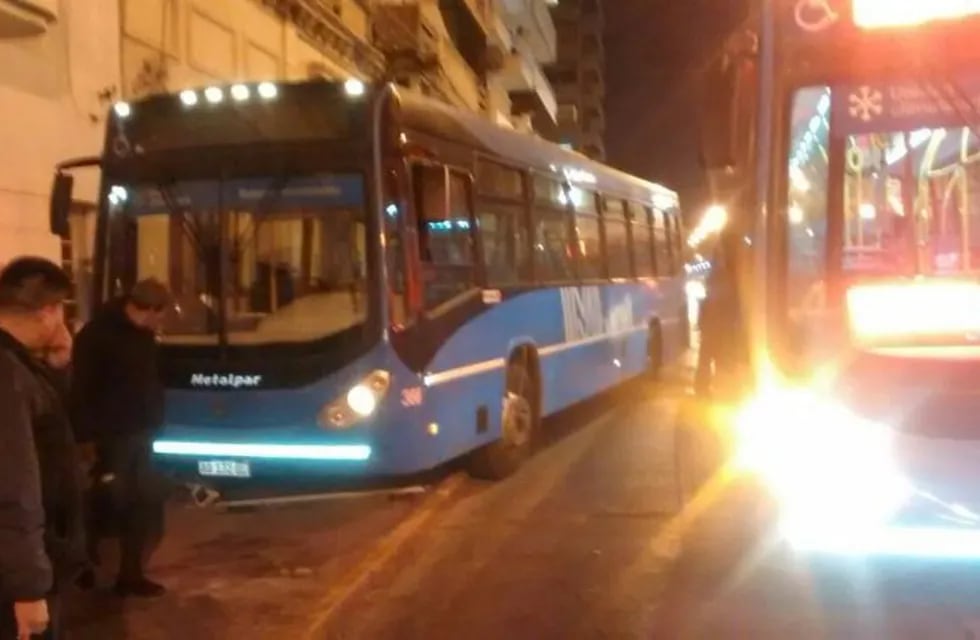 Un colectivo de la línea 122 de Rosario se estrelló contra una parada luego de que el conductor sufriera un infarto. (@ConclusionRos)
