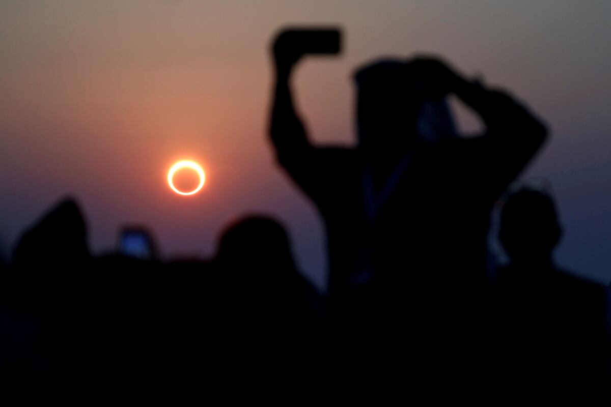 Argentina se paraliza ante el eclipse total solar, que recién se repetirá en 2048
