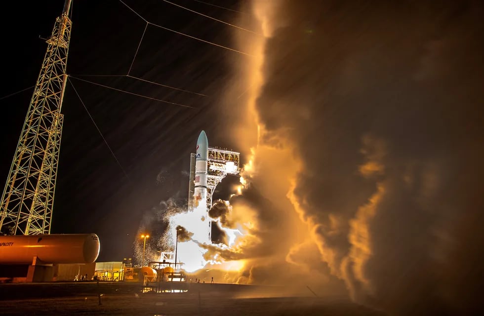 El cohete Vulcan Centaur de United Launch Alliance, vehículo de la Misión Peregrine One de Astrobotic, al momento de despegar del complejo de lanzamiento espacial en el Centro Espacial Kennedy, situado en Merritt Island, Florida, el pasado lunes.