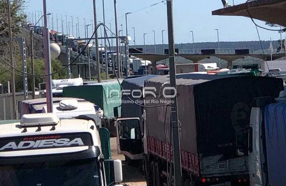 Puente Internacional Gral San Martín con camiones. Foto: InfoRio