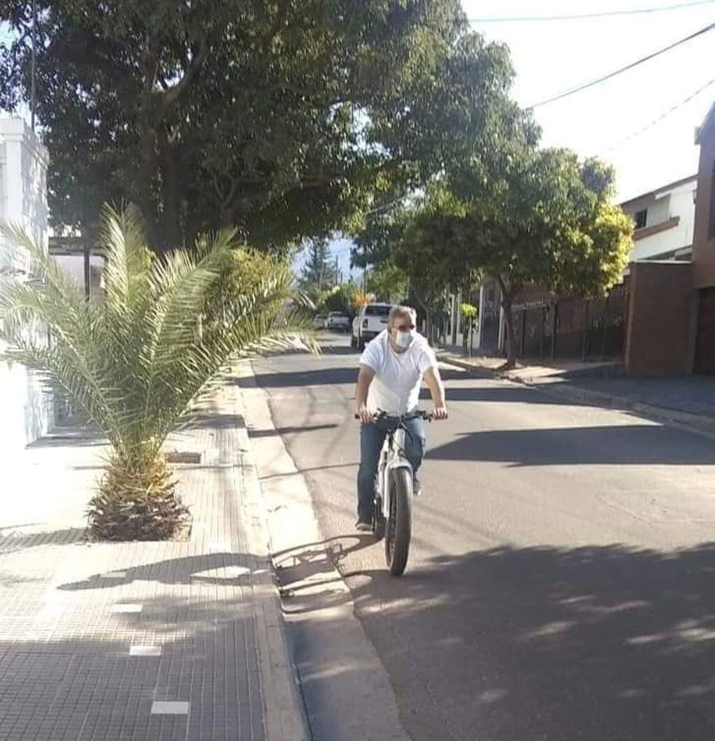 El gobernador Jalil recorriendo las calles de San Fernando de Catamarca en bicicleta.