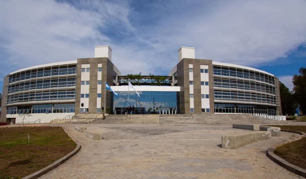 Imponente presencia la del flamante edificio del Complejo Ministerial de Educación, construido en el barrio Islas Malvinas de la capital jujeña.