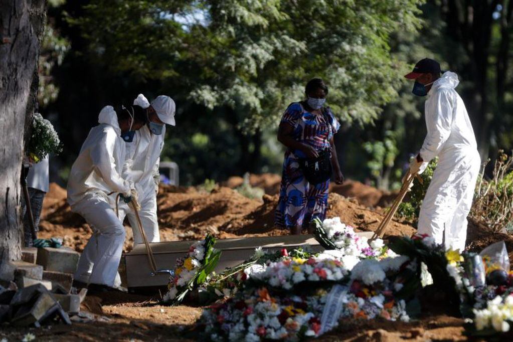 Empleados cargan un ataúd en el cementerio de Vila Formosa en Sao Paulo, que tiene cerca de 46 millones de habitantes y 24.041 casos confirmados (EFE/FERNANDO BIZERRA JR)