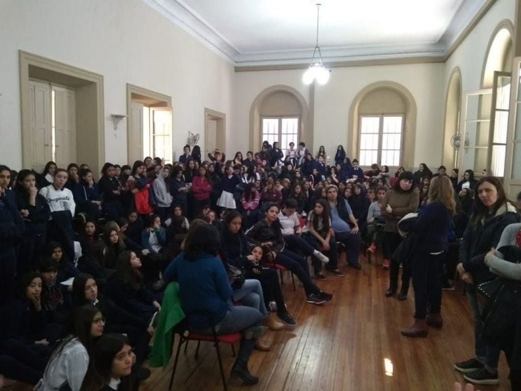 Asamblea en el Centro Educativo N° 2 “Paula Domínguez de Bazán”.