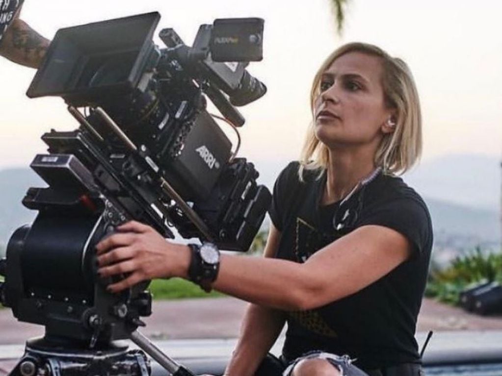 Halyna Hutchins, la directora de fotografía de la película Rust quien falleció trágicamente en el set tras un disparo accidental de Alec Baldwin.