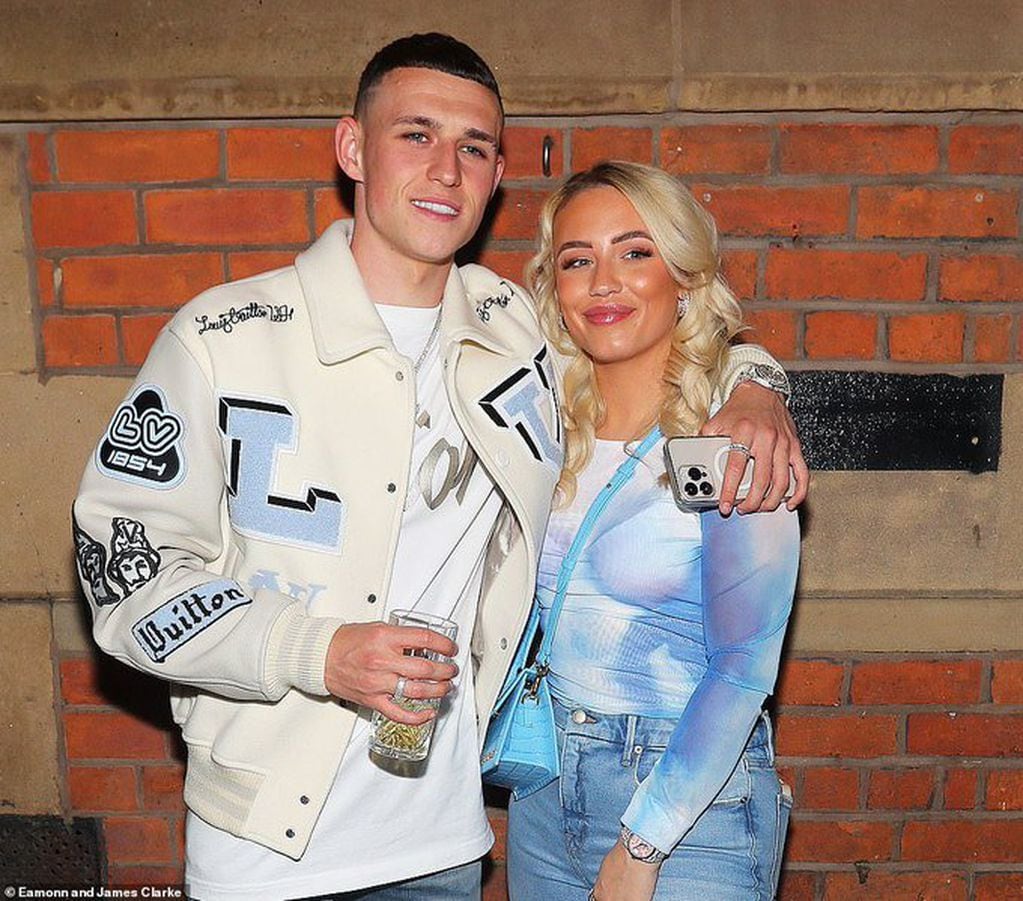 Elle Brooke junto a Phil Foden.